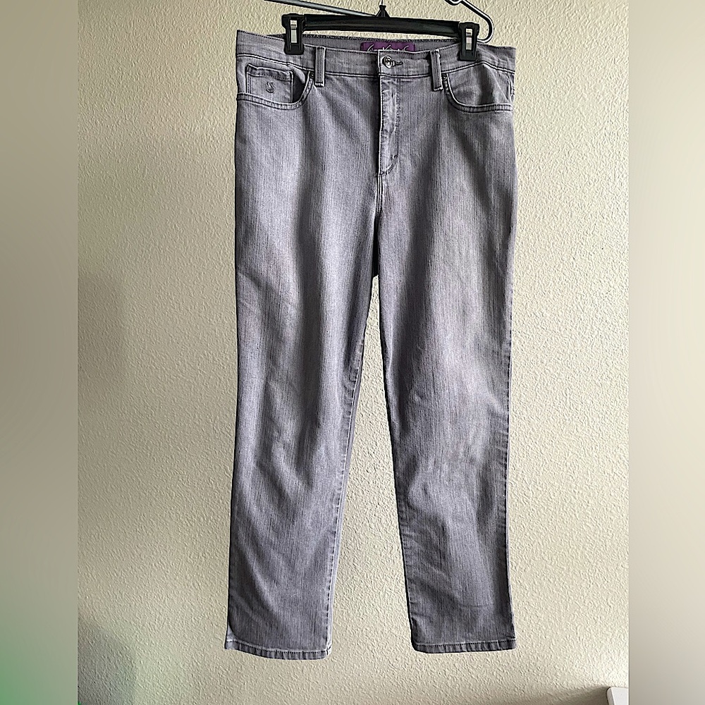 Size 14 Gloria Vanderbilt Gray Straight Leg “Amanda” jeans Pre-owned.